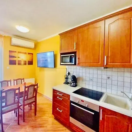 Balaton Beachside Apartman N3 *
