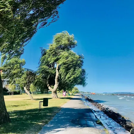 Balaton Beachside Apartman N3 *